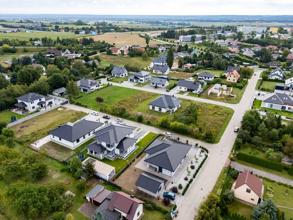 Gotowy Do Zamieszkania Dom Z Garażem – świecie