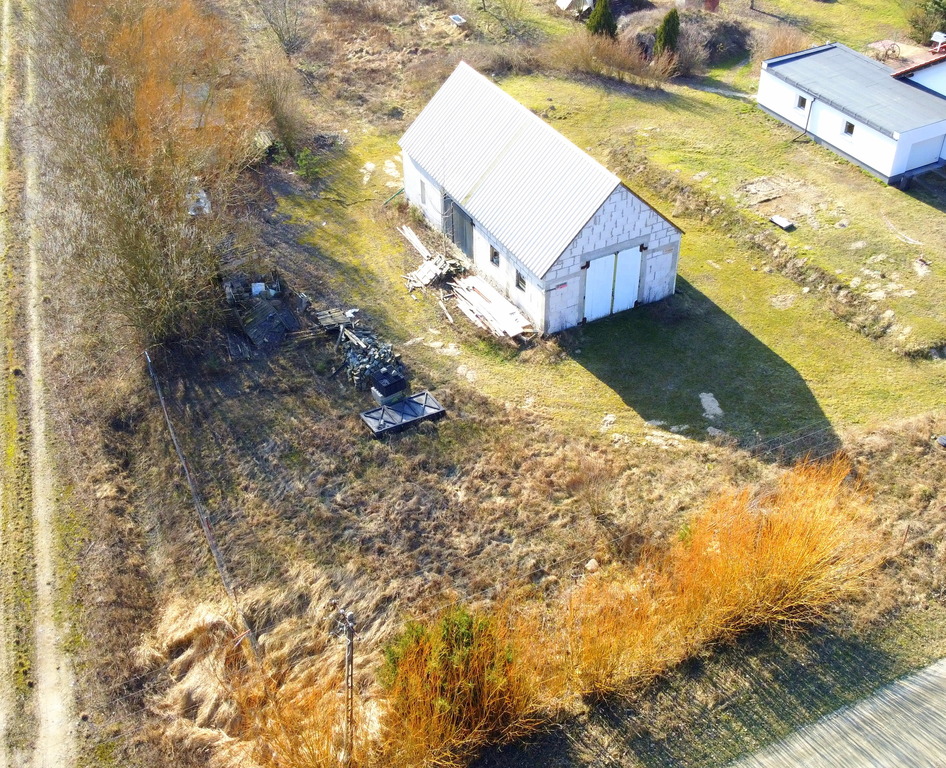 Garaż Który Chce Być Domem, Działka 1100 M2